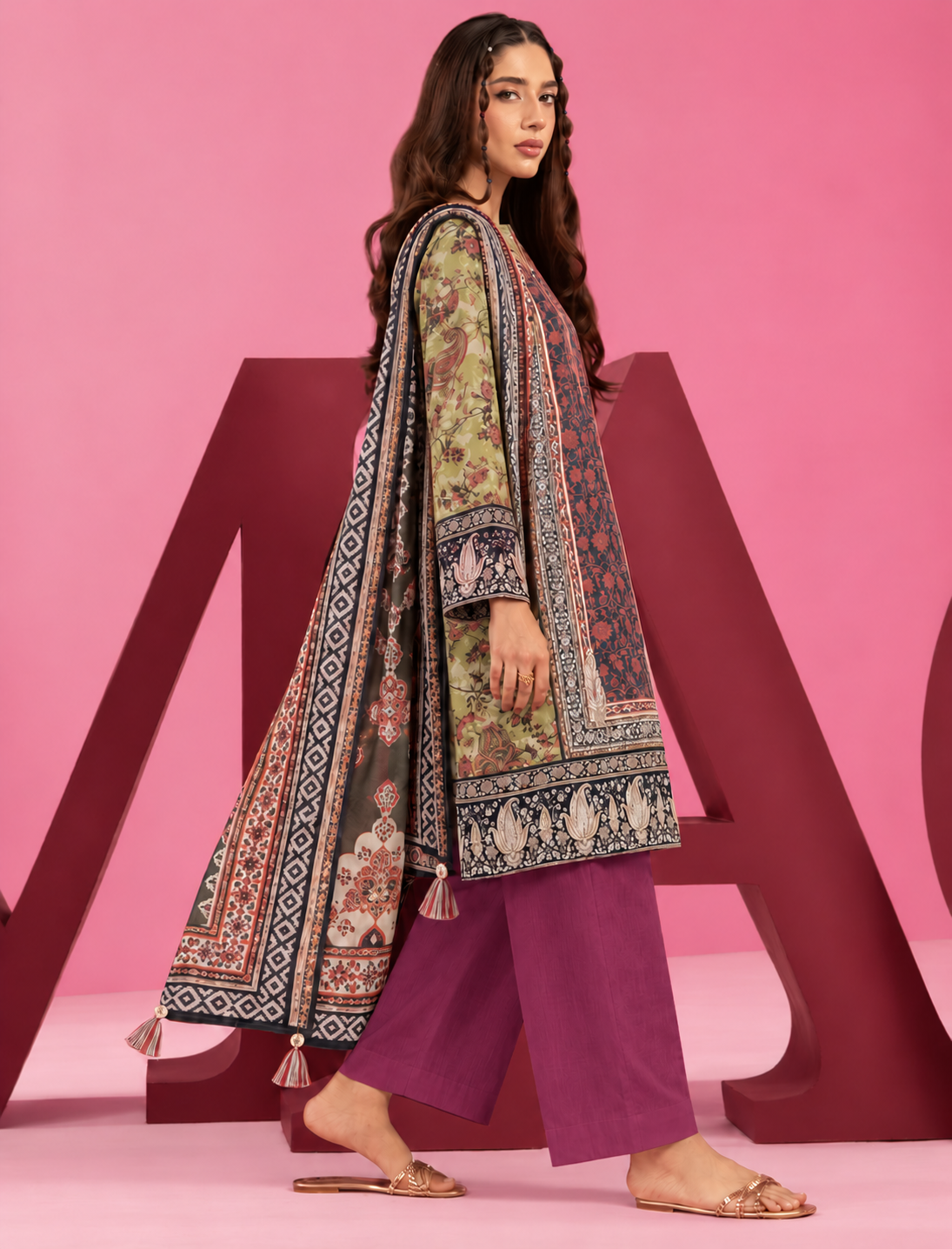 Khaddar Olive Green Printed 3-Piece Stitched Suit