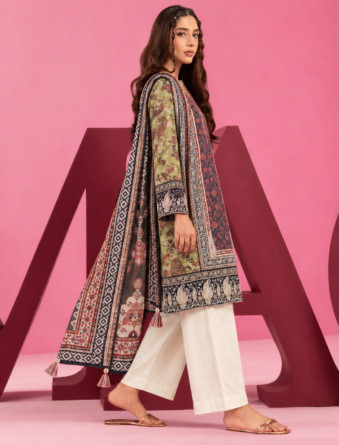 Khaddar Olive Green Printed 3-Piece Stitched Suit